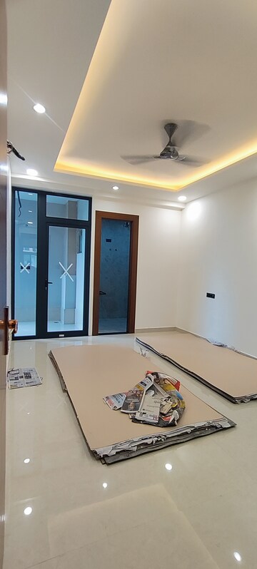 Room in 3 BHK Builder Floor at Bptp Park Sentosa, Sector 77 – for Sale