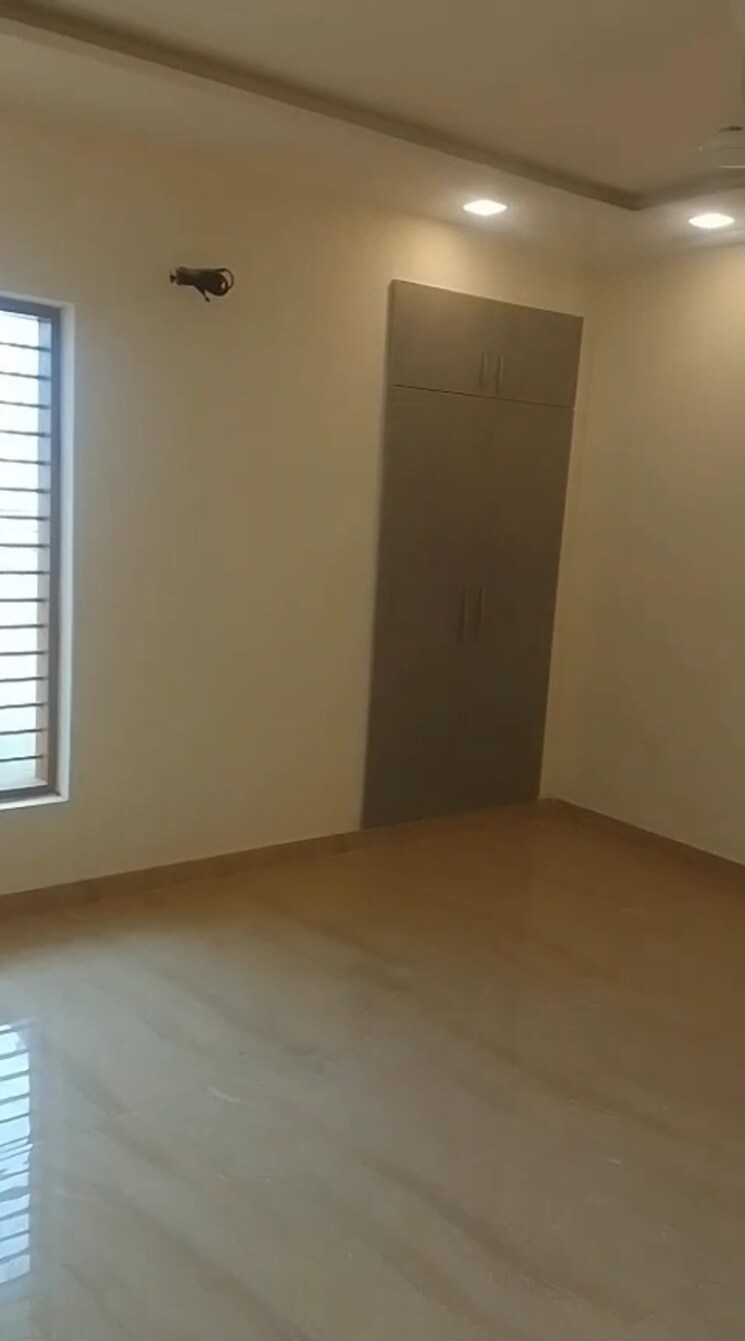 Room, klj-greens 3 Bedroom 190 Sq.Yd. Builder Floor In Sector 77 Faridabad 9126673