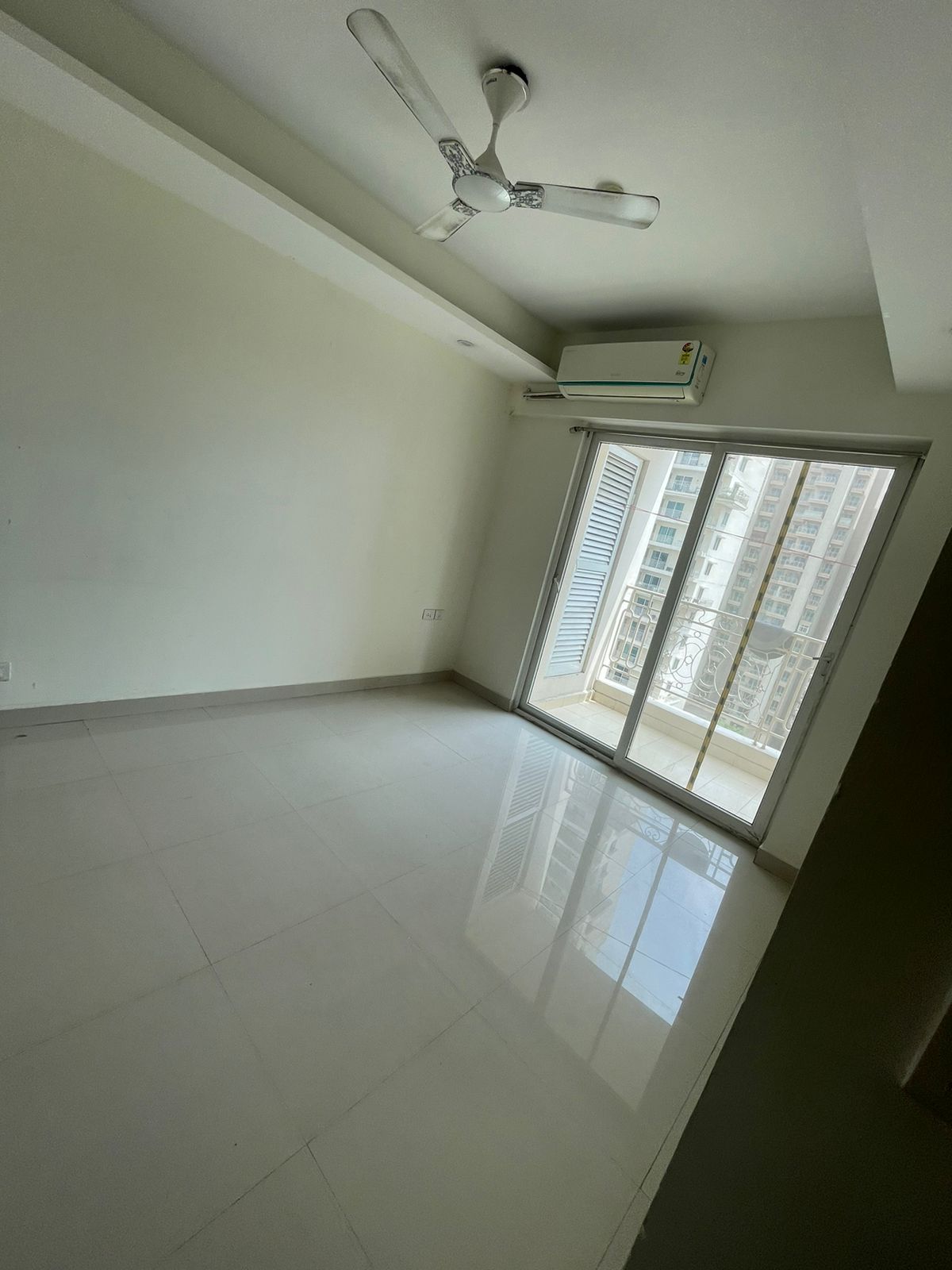 3.5 BHK + Servant Room Apartment For Rent in Mahagun Moderne