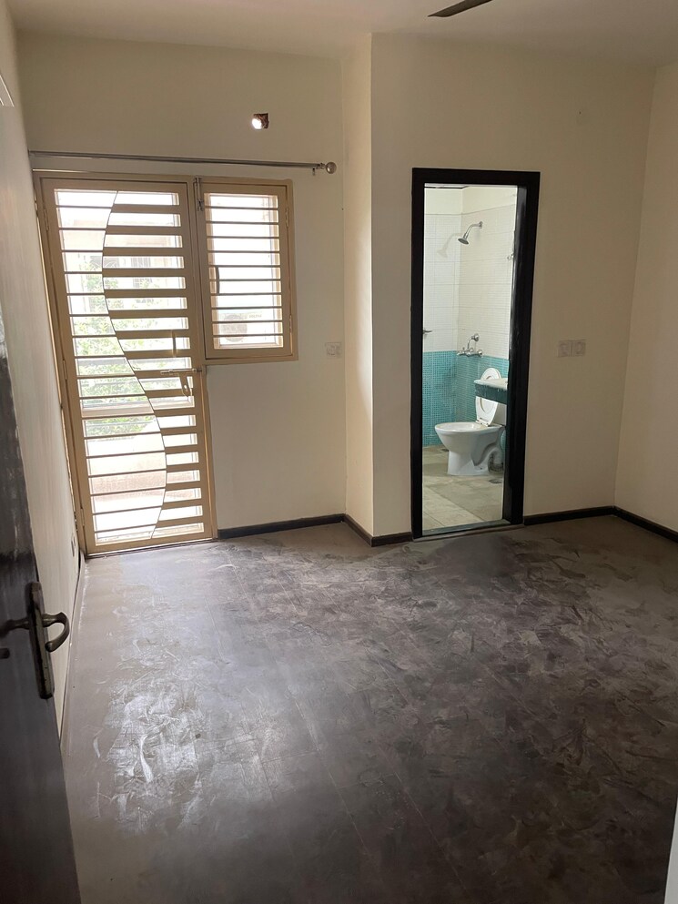 Room, bptp-park-81 3.5 Bedroom 275 Sq.Yd. Apartment In Sector 81 Faridabad 9126672