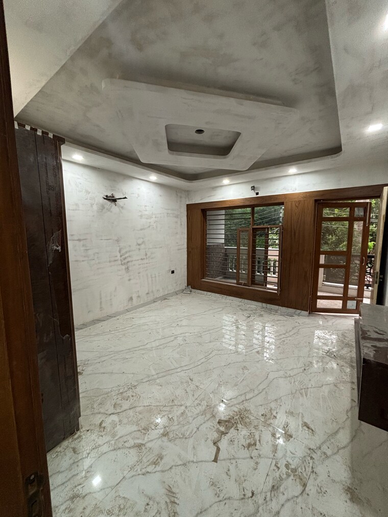 Room, new industrial township 5 3.5 Bedroom 238 Sq.Yd. Builder Floor In New Industrial Township 5 Faridabad 9126768