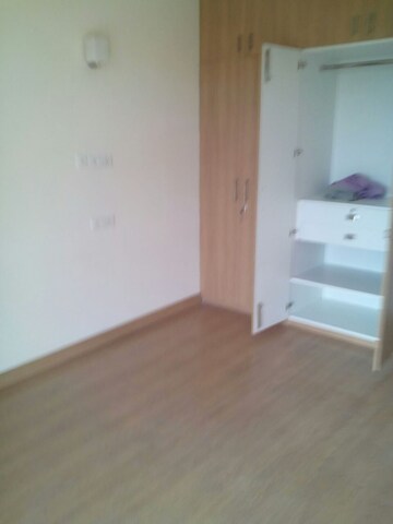 Room in 3 BHK Apartment at DLF Windsor Court, Dlf Phase iv – for Rent