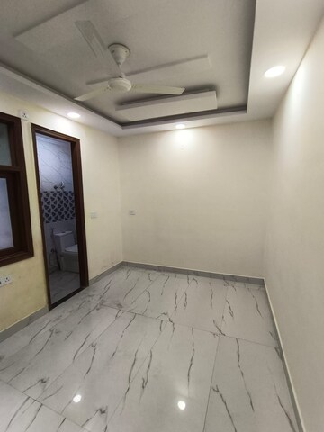 Room in 3.5 BHK Builder Floor at Govindpuri – for Rent