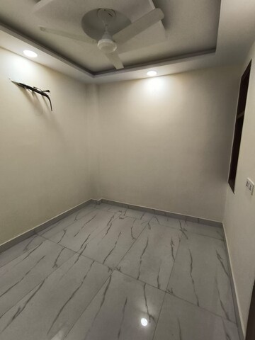 Room in 3.5 BHK Builder Floor at Govindpuri – for Rent