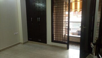 Room in 3 BHK Builder Floor at Sarvapriya Vihar – for Rent