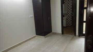 Room in 3 BHK Builder Floor at Sarvapriya Vihar – for Rent