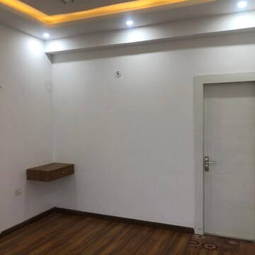 Room in 2 BHK Apartment at Ajnara Grand Heritage, Sector 74 – for Rent