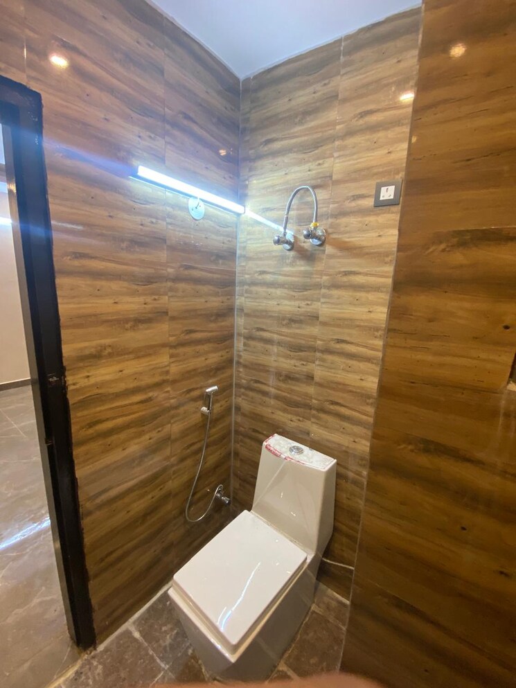 Bathroom, sector 52 6+ Bedroom 450 Sq.Mt. Villa In Sector 52 Noida 9126881
