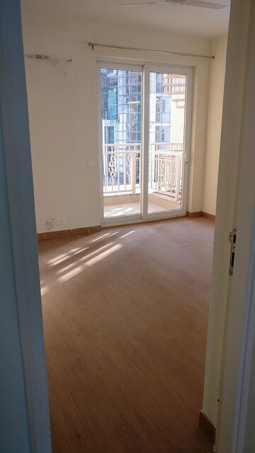 Room in 4 BHK Apartment at Emaar Palm Hills, Sector 77 – for Rent