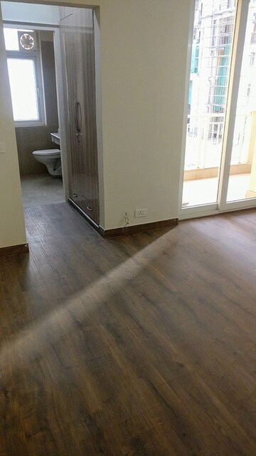 Room in 4 BHK Apartment at Emaar Palm Hills, Sector 77 – for Rent