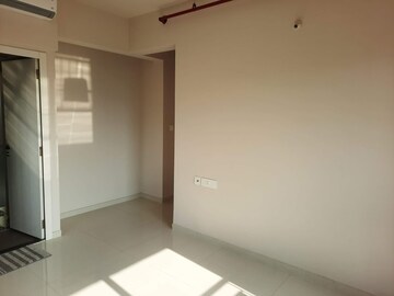 Room in 2 BHK Apartment at Rustomjee Urbania Azziano, Thane West – for Rent