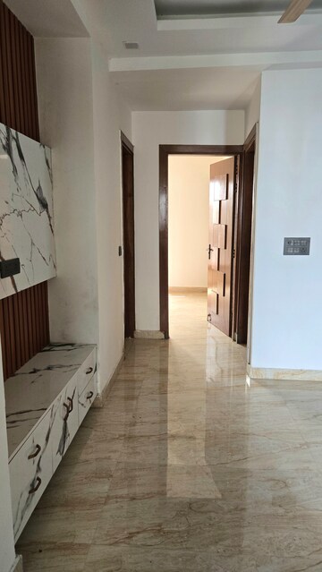 Building Lobby in 3 BHK Builder Floor at BPTP District Phase 2, Sector 84 – for Sale