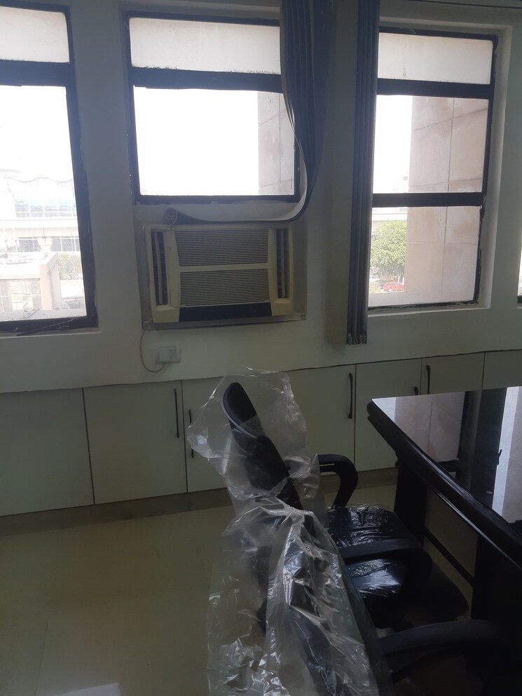 Team Area, ansal-fortune-arcade Commercial Office Space 381 Sq.Ft. In Sector 18 Noida 9127015