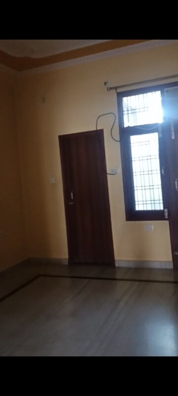 Room in 2 BHK Builder Floor at Gomti Nagar – for Rent