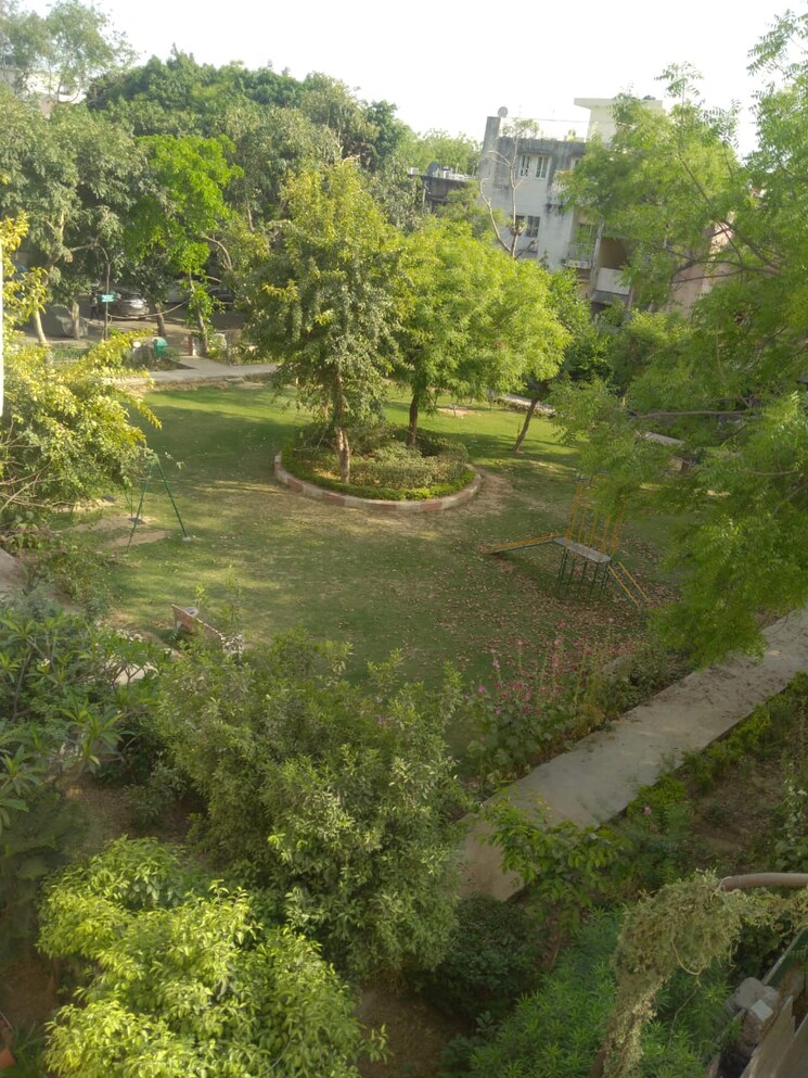 Garden, vasant kunj 3 Bedroom 1500 Sq.Ft. Apartment In Vasant Kunj Delhi 9127117
