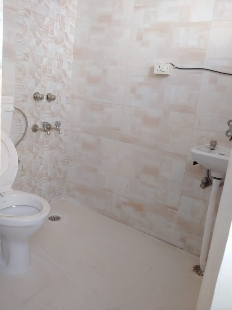 Bathroom, vasant kunj 3 Bedroom 1500 Sq.Ft. Apartment In Vasant Kunj Delhi 9127117