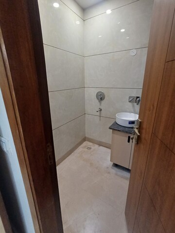 Furnished Amenities in 2.5 BHK Builder Floor at Ramesh Nagar – for Rent