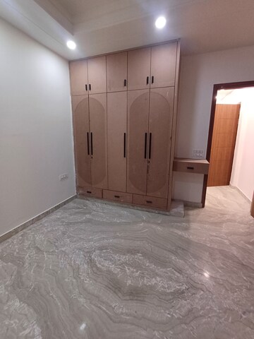 Furnished Amenities in 2.5 BHK Builder Floor at Ramesh Nagar – for Rent