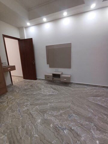 Furnished Amenities in 2.5 BHK Builder Floor at Ramesh Nagar – for Rent
