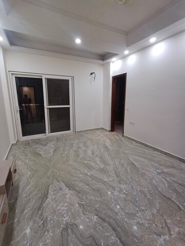 Furnished Amenities in 2.5 BHK Builder Floor at Ramesh Nagar – for Rent