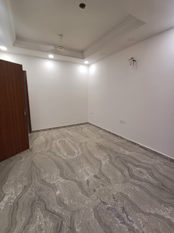 Bathroom in 2.5 BHK Builder Floor at Ramesh Nagar – for Rent