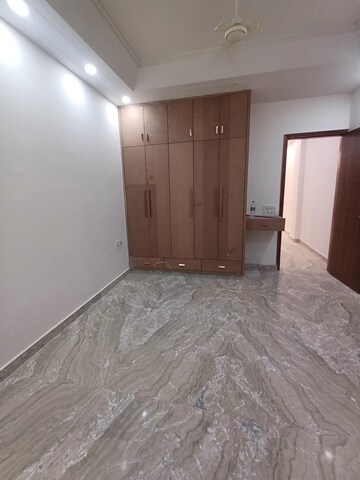 Furnished Amenities in 2.5 BHK Builder Floor at Ramesh Nagar – for Rent
