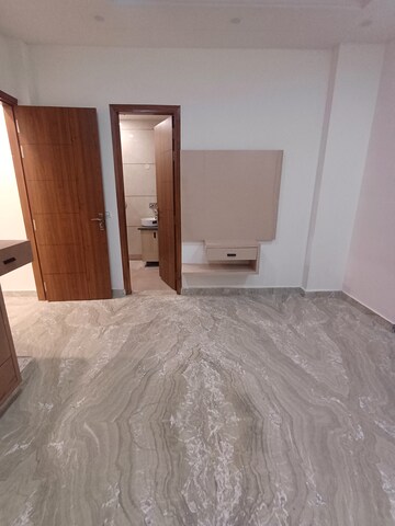 Bathroom in 2.5 BHK Builder Floor at Ramesh Nagar – for Rent