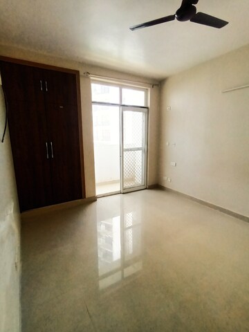 Room in 4 BHK Apartment at Ansals Celebrity Greens, Sushant Golf City – for Rent