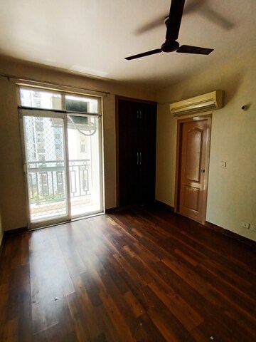 Room in 4 BHK Apartment at Ansals Celebrity Greens, Sushant Golf City – for Rent