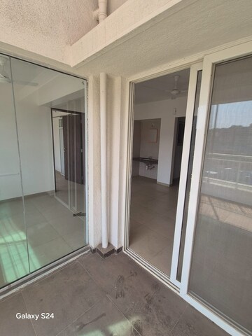 Room in 1 BHK Apartment at Paranjape Forest Trails The Highlands, Bhugaon – for Rent