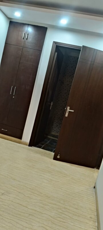Furnished Amenities in 3 BHK Builder Floor at Unitech South City II, Sector 50 – for Rent