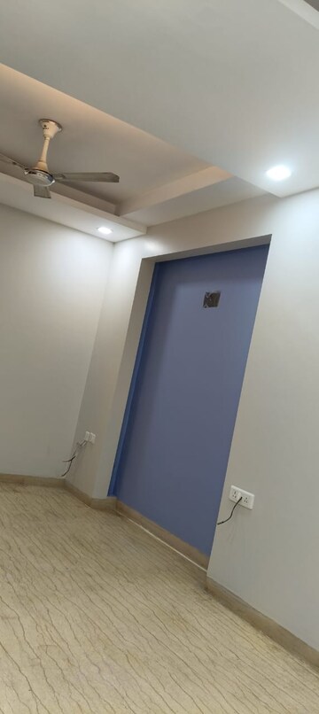 Room in 3 BHK Builder Floor at Unitech South City II, Sector 50 – for Rent