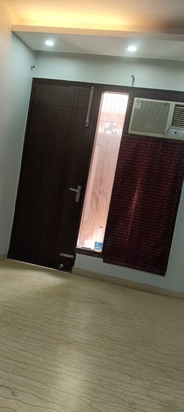 Bathroom in 3 BHK Builder Floor at Unitech South City II, Sector 50 – for Rent