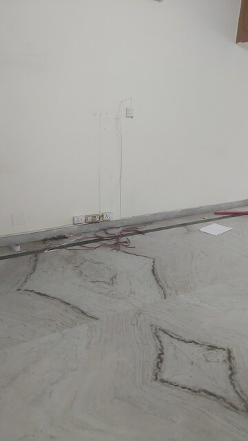 Furnished Amenities in 2.5 BHK Builder Floor at Mayur Vihar – for Rent