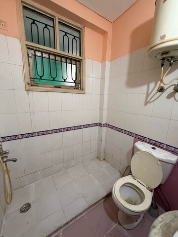 Bathroom in 3 BHK Builder Floor at SS Mayfield Gardens, Sector 51 – for Rent
