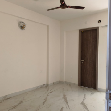 Room in 2.5 BHK Builder Floor at Smart World Gems, Sector 89 – for Rent