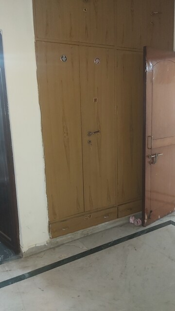 Furnished Amenities in 2.5 BHK Builder Floor at Mayur Vihar – for Rent