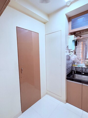 Room in 2 BHK Apartment at Thane West – for Rent