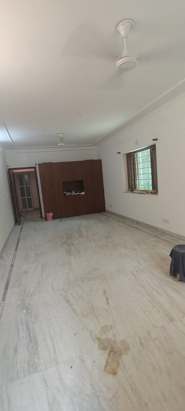 Room in 4 BHK Apartment at Vasant Kunj – for Sale