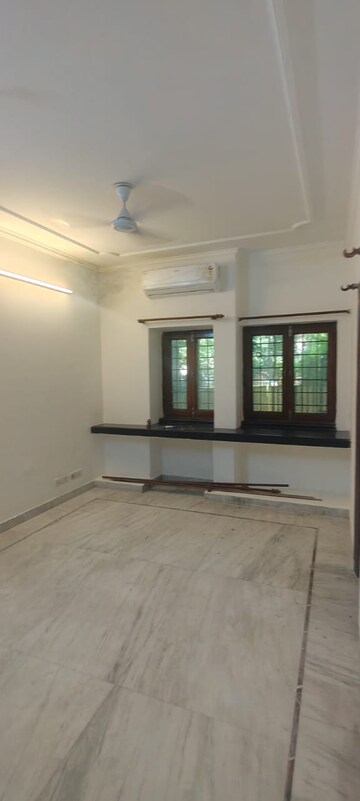 Room in 4 BHK Apartment at Vasant Kunj – for Sale