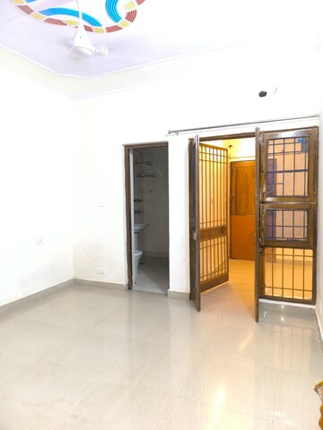 Room in 2.5 BHK Apartment at Vasant Kunj – for Rent