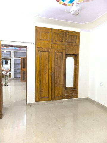 Room in 2.5 BHK Apartment at Vasant Kunj – for Rent