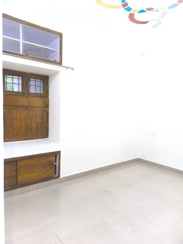 Room in 2.5 BHK Apartment at Vasant Kunj – for Rent