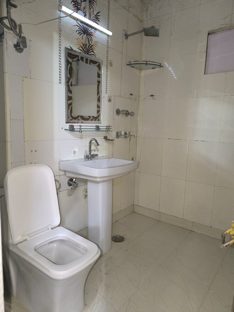 Bathroom, vasant kunj 2.5 Bedroom 1150 Sq.Ft. Apartment In Vasant Kunj Delhi 9127433