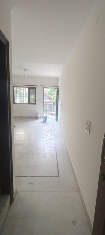 Room in 4 BHK Apartment at Vasant Kunj – for Rent