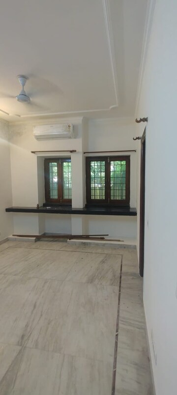 Room in 4 BHK Apartment at Vasant Kunj – for Rent