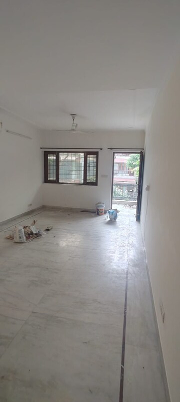 Room in 4 BHK Apartment at Vasant Kunj – for Rent