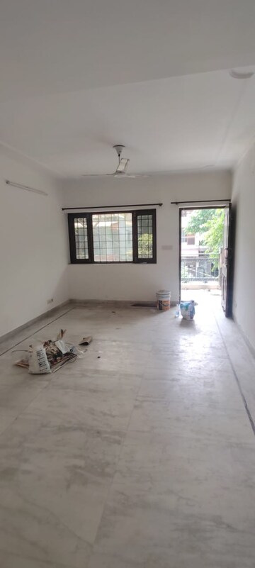 Room in 4 BHK Apartment at Vasant Kunj – for Rent