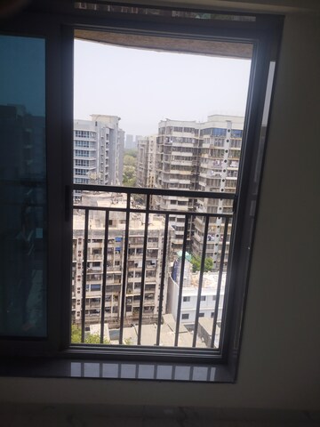 Room in 2 BHK Apartment at Bhoomi Midas, Kurla – for Rent