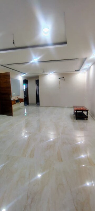 Room in 3 BHK Builder Floor at BPTP Amstoria, Sector 102 – for Rent